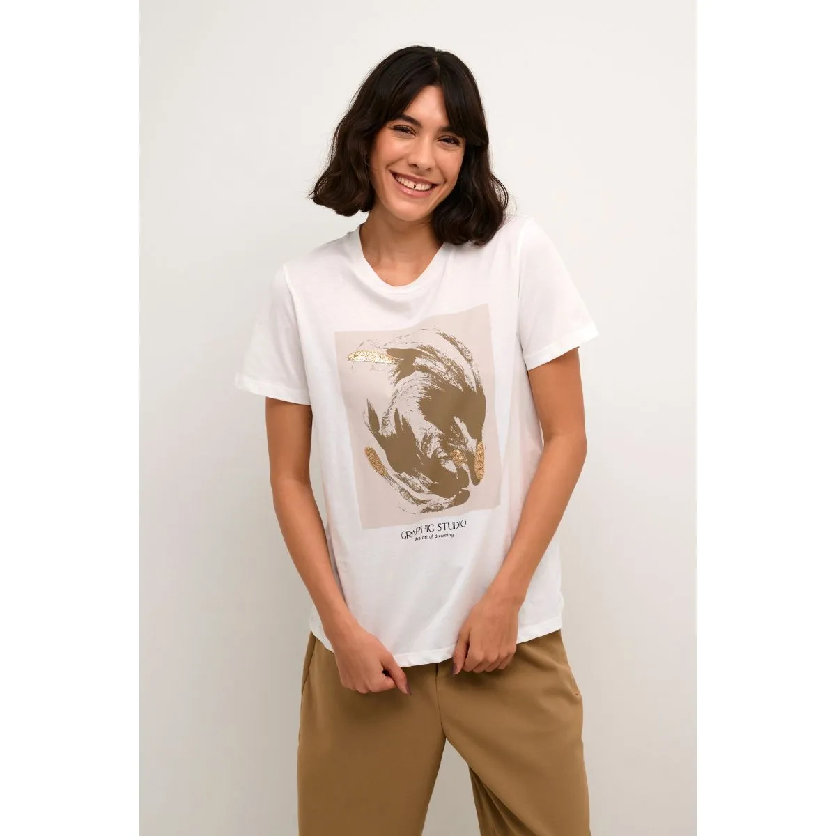 Polly t-shirt chalk/ sand graphic print