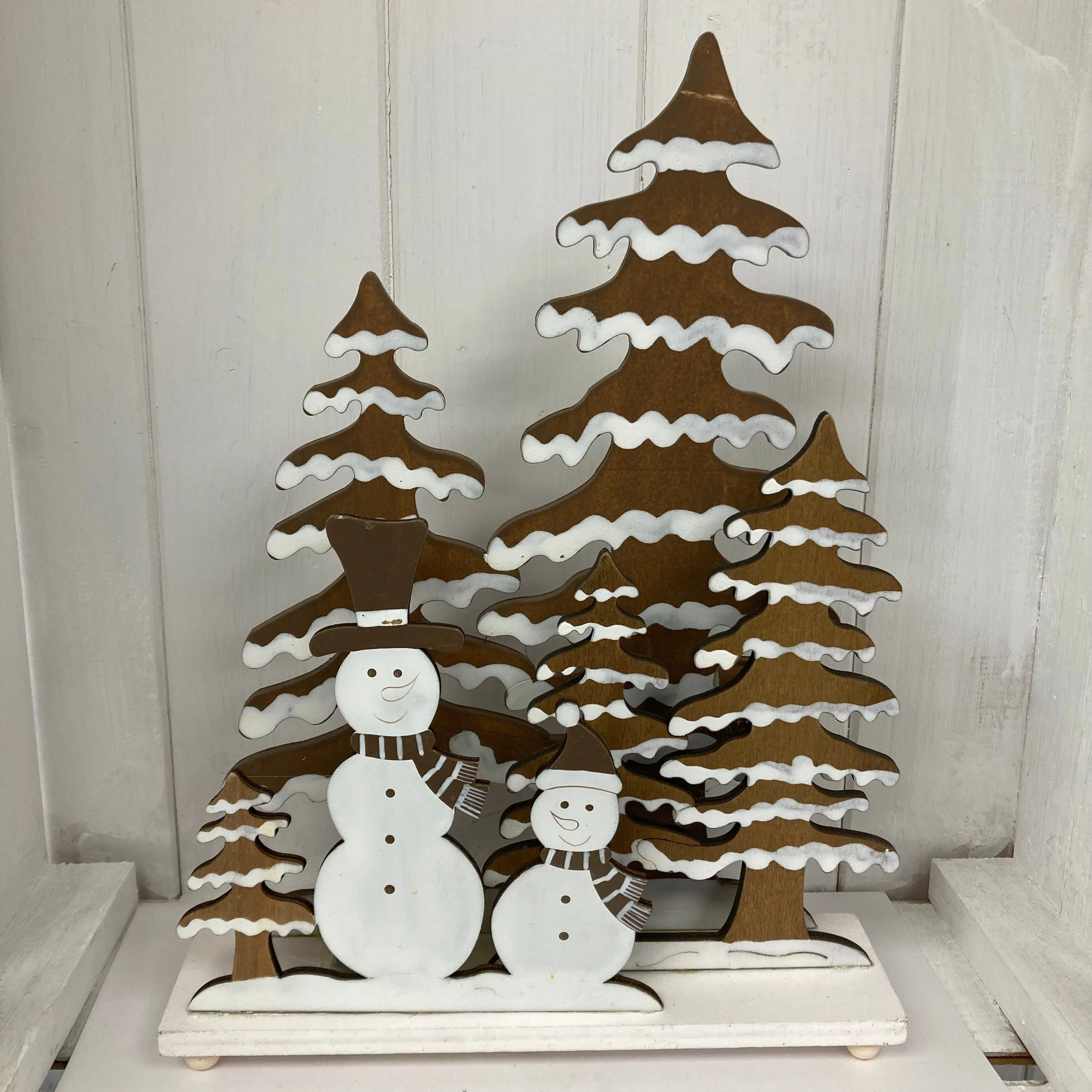 Xmas tree scene with snowmen/light